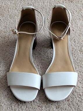 Michael Kors Lena Flex White Leather Sandals. 10M Used-Very Good Condition